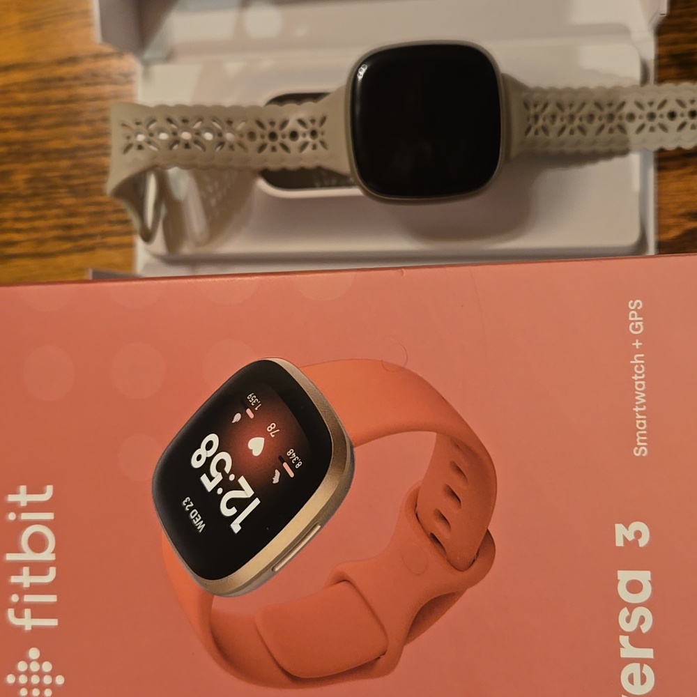 Fitbit Versa 3 Smartwatch GPS Heart Rate SpO2 Activity Tracker W/ 2 Chargers